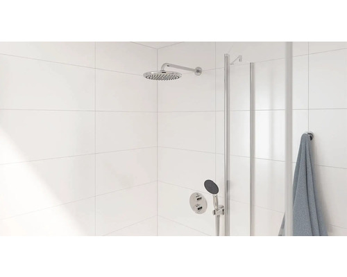 Cabine de douche avec pomme de tête, douchette à main et serviette