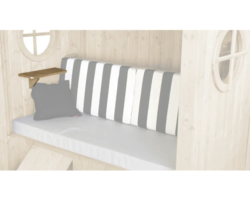 Vue intérieure d''une cabane de jeu avec étagère et coussins d''assise