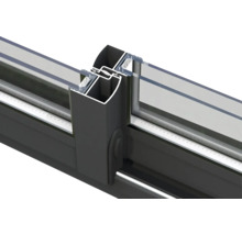Detailaufnahme eines Schiebefensters mit Aluminiumrahmen und Doppelverglasung.