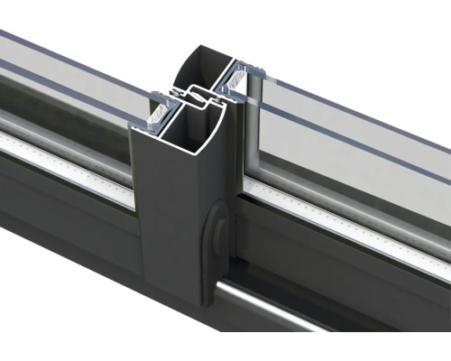 Detailaufnahme eines Schiebefensters mit Aluminiumrahmen und Doppelverglasung.