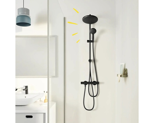 Salle de bains avec robinetterie de douche noire avec douche de tête et douchette à main