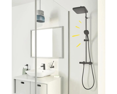 Salle de bain avec lavabo, miroir et colonne de douche