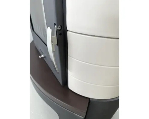 Detailansicht eines Kaminofens mit Holzfach