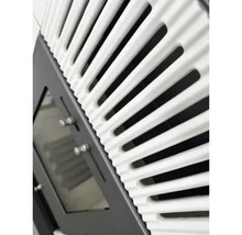 Detailansicht eines Kaminofens mit Sichtfenster und Rippenstruktur