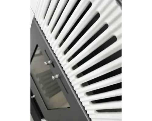 Detailansicht eines Kaminofens mit Sichtfenster und Rippenstruktur