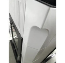 Detailansicht eines Heizkörpers mit herzförmiger Aussparung