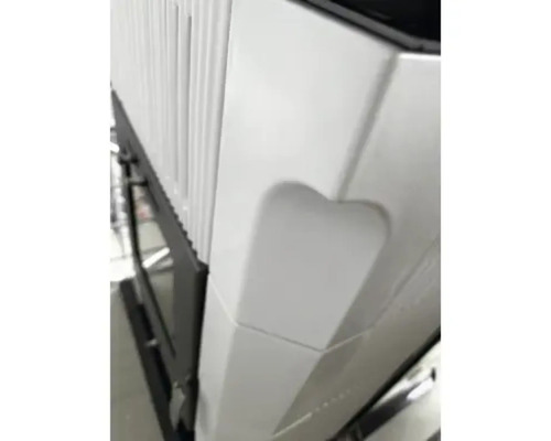 Detailansicht eines Heizkörpers mit herzförmiger Aussparung