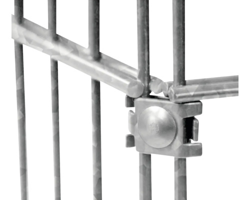 Detailaufnahme eines Metallgitterzauns mit Verbindungselement