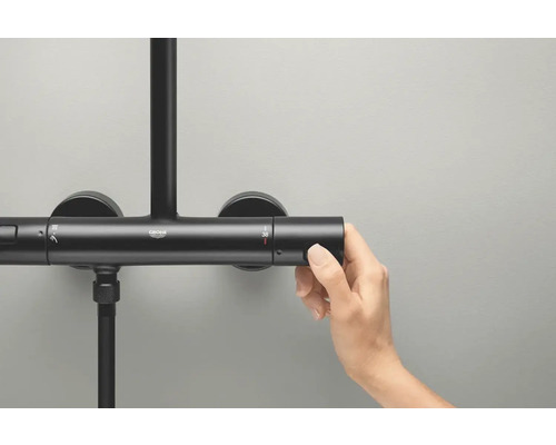 Aufnahme einer Hand, die einen Duschthermostat von Grohe bedient