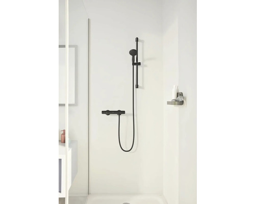 Schwarze Duscharmatur mit Brausestange in einem Badezimmer.