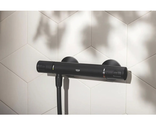 Robinet de douche Grohe noir avec thermostat pour montage mural.
