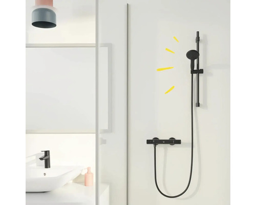 Ensemble de douche noir avec barre de douche et thermostat dans la salle de bain.