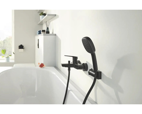 Salle de bains avec robinetterie de baignoire noire avec douchette