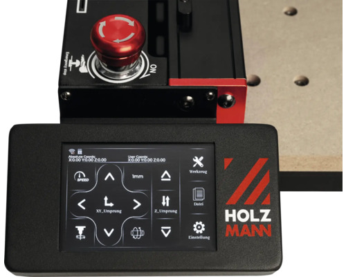 Bedienfeld einer Holzbearbeitungsmaschine mit Not-Aus Knopf und Bildschirm zur Steuerung