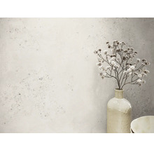 Fleurs artificielles décoratives dans un vase