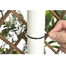 Fixation d''un brise-vue sur un poteau à l''aide de colliers de serrage