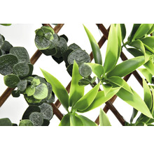 Mur végétal artificiel avec eucalyptus et feuilles de bambou sur treillis en bois