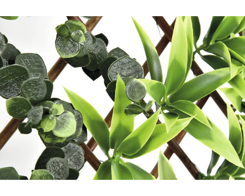 Kunstpflanzenwand mit Eucalyptus und Bambusblättern auf Holzgitter