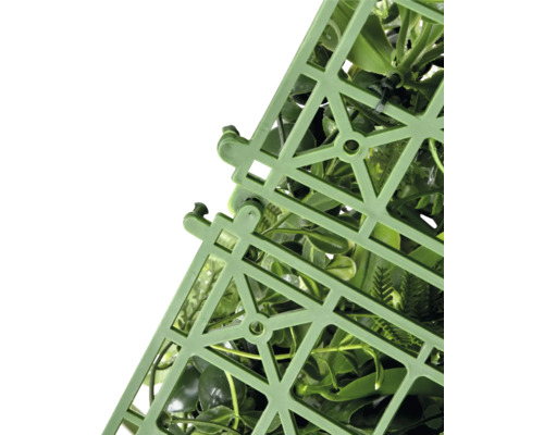 Vue détaillée d''un tapis de haie artificielle vert avec des feuilles et une structure de fixation