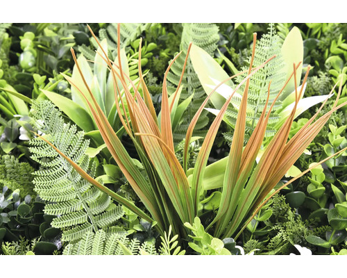 Gros plan d''un mur végétal vert avec des plantes artificielles.