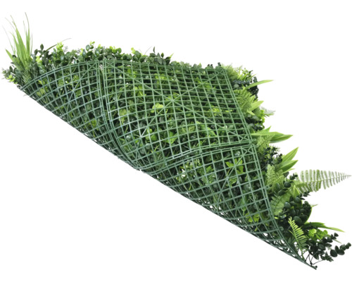 Mur végétal artificiel avec diverses feuilles vertes et une grille en plastique