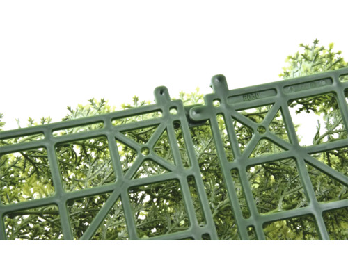 Gros plan sur une haie artificielle avec système de clic.