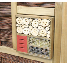 Hôtel à insectes en bois avec divers matériaux de remplissage