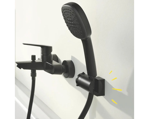 Robinet de baignoire noir avec douchette et flexible de douche monté au mur.