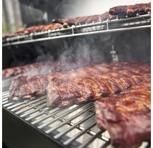 Rippchen auf Grill mit Rauchentwicklung