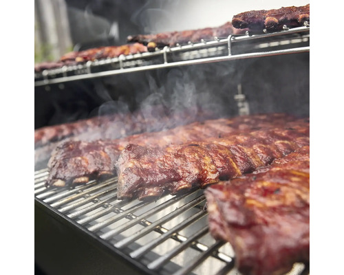 Côtes levées sur un barbecue avec de la fumée