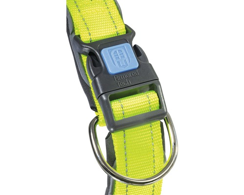 Vue détaillée d''un collier pour chien jaune avec boucle en métal et anneau de fixation