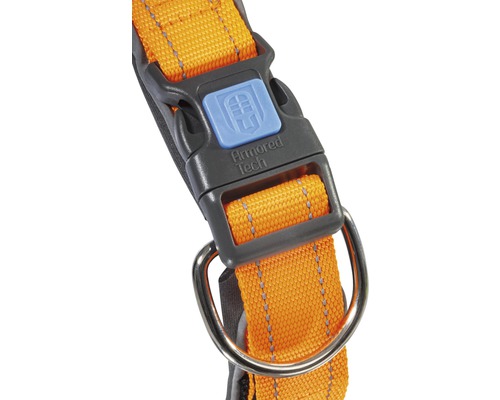 Vue détaillée d''un harnais orange pour chien avec boucle métallique et fermoir en plastique