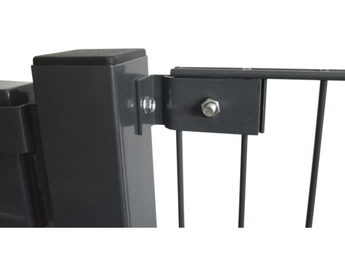 Vue détaillée d''un poteau de clôture avec fixations et vis.