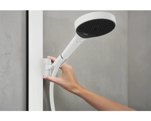 Brausegarnitur mit Handbrause an Brausestange montiert