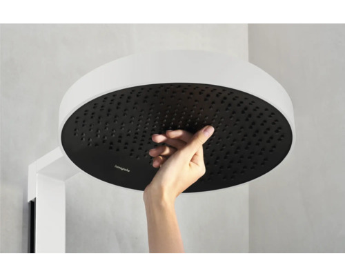 Hand berührt Hansgrohe Kopfbrause mit verschiedenen Strahlarten