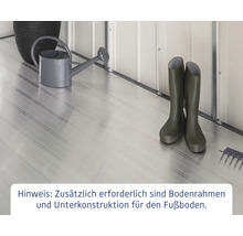 Gartenszene mit Giesskanne, Gummistiefeln und Rechen auf einem Boden