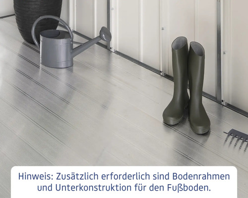 Boden eines Gerätehauses mit Gießkanne, Gummistiefeln und Rechen