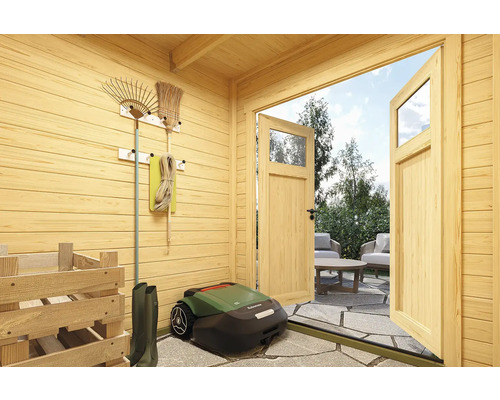 Intérieur d'abri de jardin avec outils de jardinage, robot tondeuse et porte ouverte