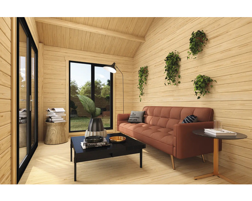 Intérieur de maison en bois avec canapé, table et plantes