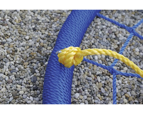 Detailaufnahme einer Nestschaukel mit blauem Rahmen und gelbem Seilnetz