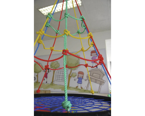 Kletterpyramide mit farbigen Seilen