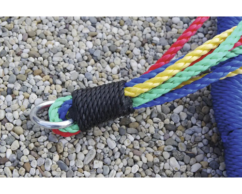 Detailaufnahme von farbigen Seilen mit einem Metallring für eine Hängematte