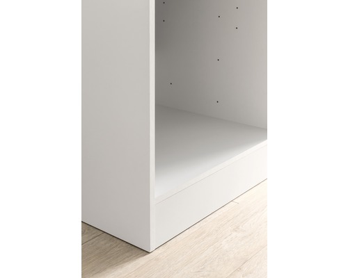 Detailansicht eines weißen Regals auf einem hellen Holzboden