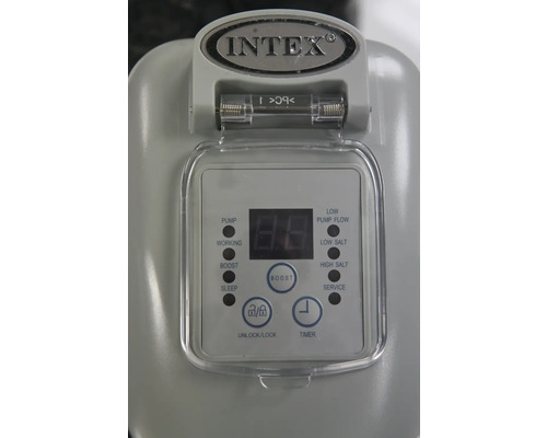 Logo Intex sur un système de contrôle de piscine avec écran, boutons et couvercle transparent