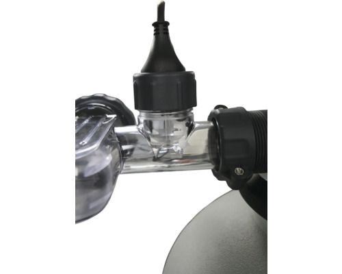 Gros plan d''un tuyau transparent avec raccord noir