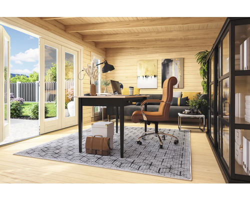 Bureau lumineux avec bureau, chaise de bureau, canapé et bibliothèque dans une maison en bois.