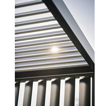Detailansicht einer Terrassenüberdachung mit Lamellen