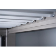 Detailaufnahme eines Metallregalsystems zur Lagerung