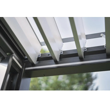 Detailaufnahme einer Terrassenüberdachung mit Lamellen