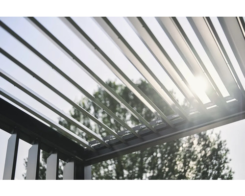 Vue détaillée d''une pergola avec toit à lamelles et lumière du soleil